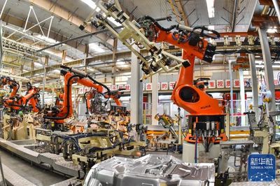 10月27日,机械手在山东省青州市一家汽车制造企业车间内装配生产。新华社发(王继林摄)